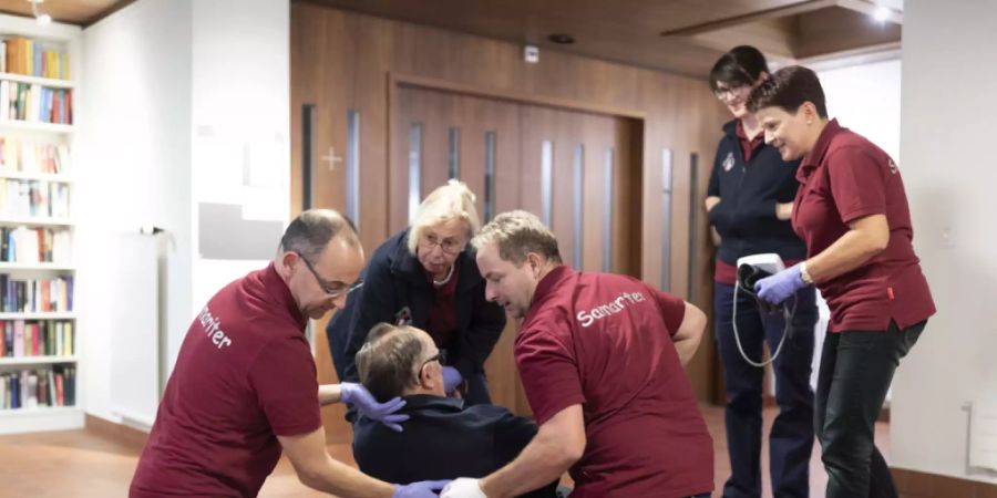 Samariter kümmern sich um einen Herzinfarkt-Patienten (Szene gestellt). Dass jemand ein Risiko für Herz-Kreislauf-Erkrankungen hat, lässt sich laut österreichischen Forschern an der Gefässwanddicke der Halsschlagader ablesen (Symbolbild)