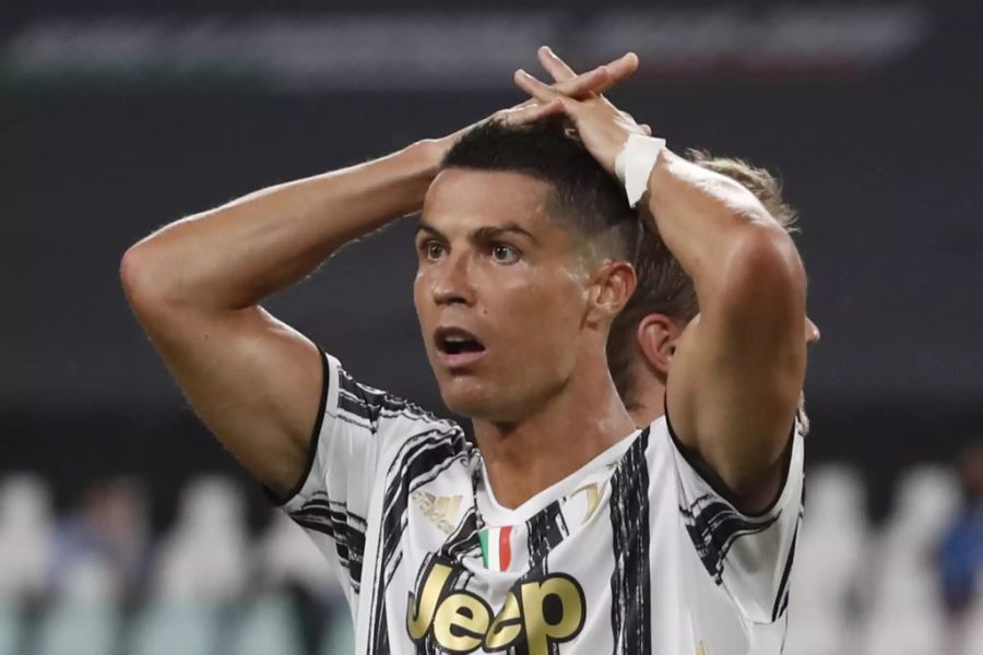 Ronaldo schlägt die Hände nach Spielende über seinen Kopf.