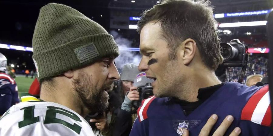 Tom Brady (r) trifft auf Aaron Rodgers. Foto: Steven Senne/AP/dpa