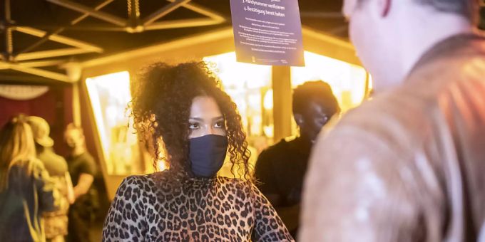 Masketragen im Innern - Erste Clubs in Bern schliessen