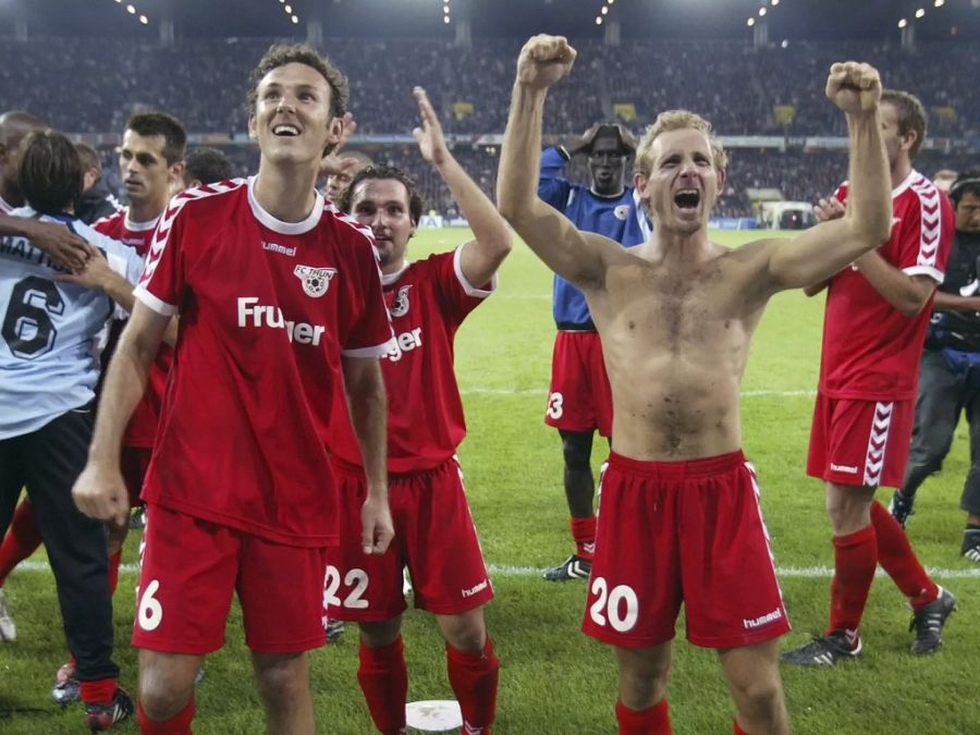 Lustrinelli (rechts) und Bernardi jubeln in Bern nach der Qualifikation des FC Thun zur Champions League.