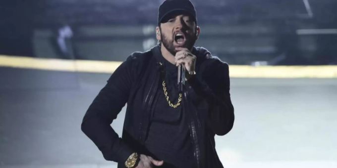 Eminem, hier während eines Auftritts zur Oscarverleihung, hat viele treue Fans. Foto: Chris Pizzello/Invision/dpa Eminem, hier während eines Auftritts zur Oscarverleihung, hat viele treue Fans. Foto: Chris Pizzello/Invision/dpa