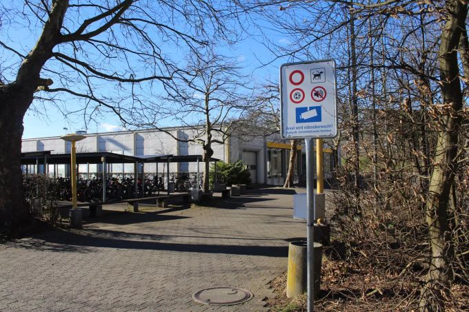 Nach Vandalismus-Vorfällen im Bereich der Veloständer wurden bei der Kreisschule am Maiengrün Kameras angebracht. Kreisschule am Maiengrün