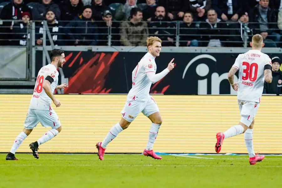 Sebastian Andersson (M) jubelt über sein Tor zum 1:0 für Berlin.