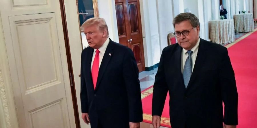 Trump und Barr (r.)