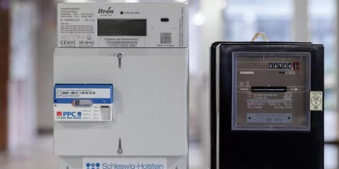 Neu und alt: Ein digitaler Stromzähler mit Smart-Meter-Gateway zur Datenübertragung neben einem herkömmlichen analogen Zähler. Foto: Markus Scholz/dpa Neu und alt: Ein digitaler Stromzähler mit Smart-Meter-Gateway zur Datenübertragung neben einem herkömmlichen analogen Zähler. Foto: Markus Scholz/dpa