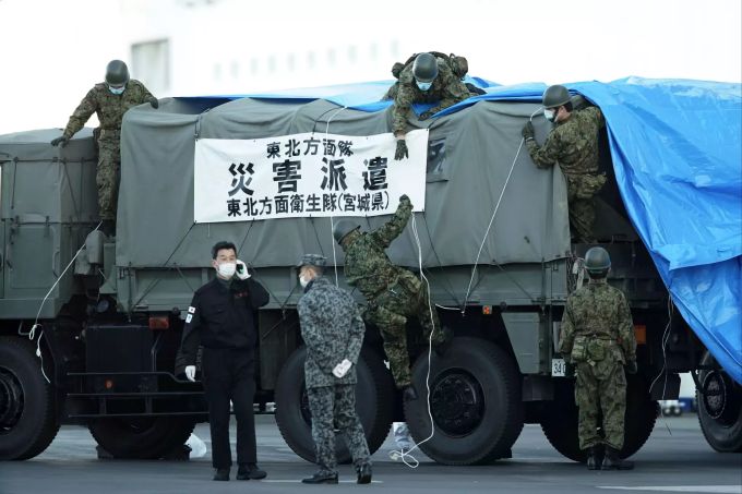 Mitglieder der japanischen Selbstverteidigungskräfte bereiten einen Lastwagen vor, der eine Verbindung zu dem wegen Coronavirus unter Quarantäne stehenden Kreuzfahrtschiff Diamond Princess herstellen soll Coronavirus - Yokohama, Japan