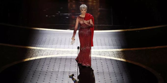 Grau gefärbt - Jane Fonda überrascht bei den Oscars mit neuer Haarfarbe