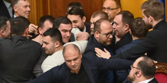Abgeordnete blockieren die Tribüne im Parlament