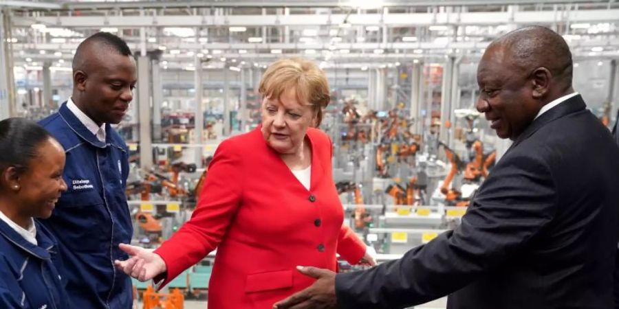 Angela Merkel und Cyril Ramaphosa (r) beim Besuch des BMW-Werks bei Pretoria. Foto: Kay Nietfeld/dpa