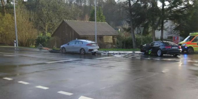 Kollision zwischen zwei Personenwagen in Giebenach BL. Kollision
