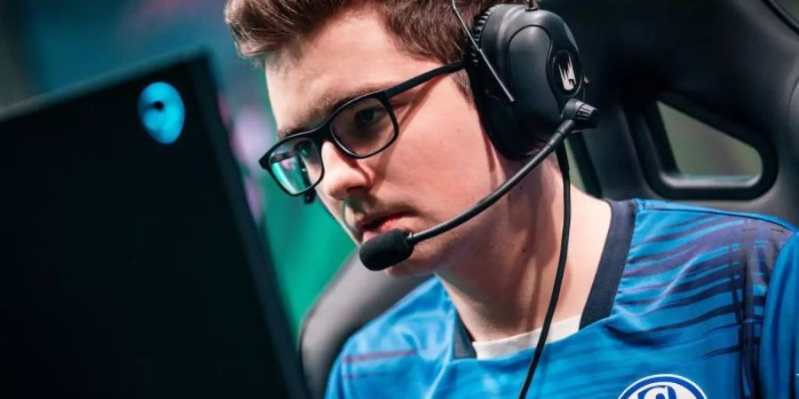 Lukas «Lurox» Thoma fällt das Online-Spielen in der LEC während der Corona-Krise leichter. Foto: Riot Games/dpa