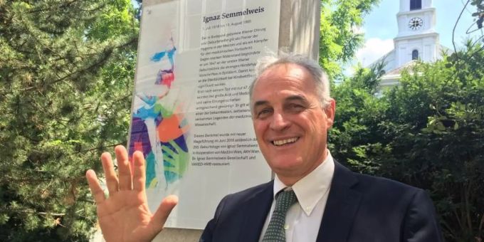 Für seine Erfindung bekam Didier Pittet, Professor von der Universitätsklinik Genf, eine der höchsten britischen Ehren. Foto: Matthias Röder/dpa Für seine Erfindung bekam Didier Pittet, Professor von der Universitätsklinik Genf, eine der höchsten britischen Ehren. Foto: Matthias Röder/dpa