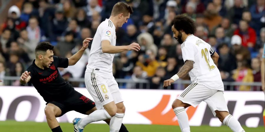 Toni Kroos und Marcelo im Duell mit Sevillas Munir El Haddadi.