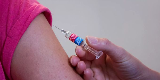 Mit einer Impfung von Influenza sollen Doppelinfektionen mit dem Coronavirus verhindert werden. (Symbolbild) coronavirus influenza, grippeähnliche Erkrankung