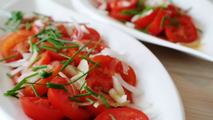 Fehlt nur noch der Hüttenkäse – und schon ist der Tomatensalat fertig. Tomatensalat