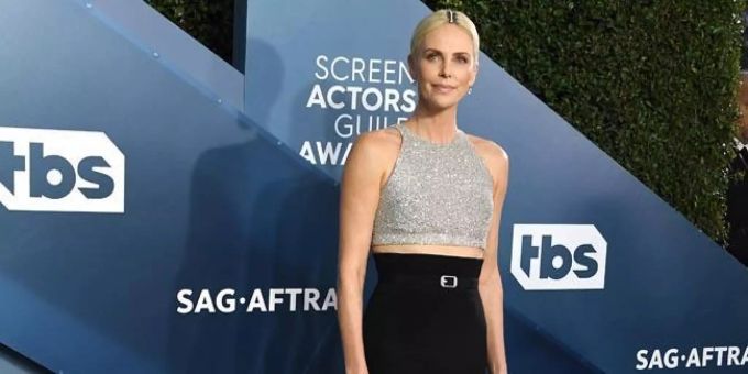 Charlize Theron spielt in The Old Guard mit. charlize theron