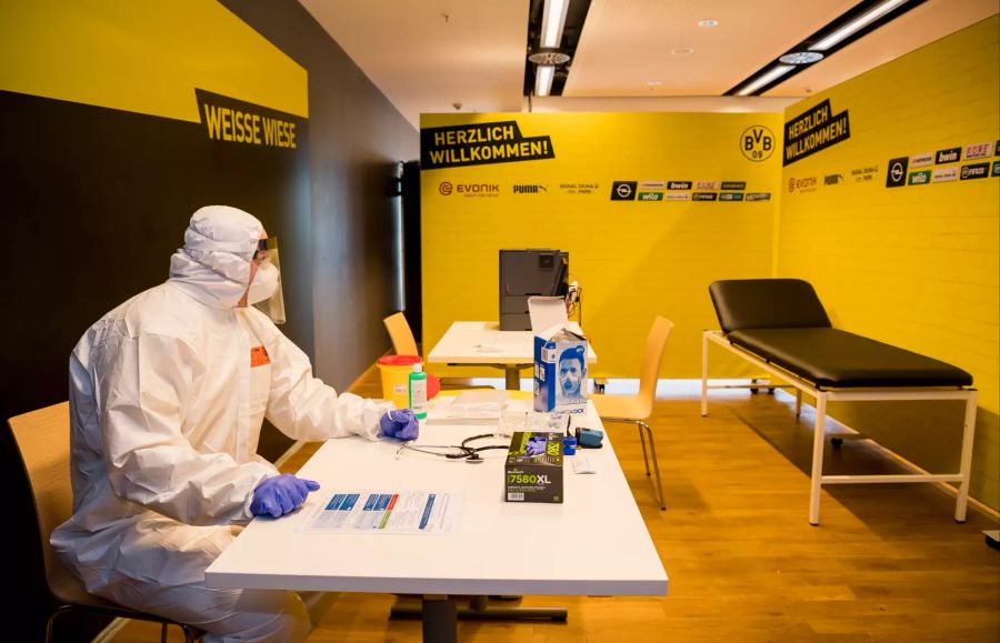 Medizinstudent Florian Schwenzer unterstützt das Ärzte-Team im Corona-Behandlungszentrum im Signal Iduna Park.