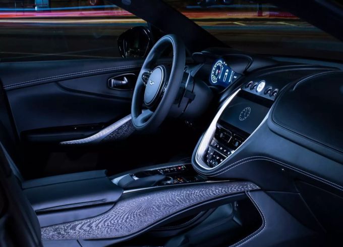 Die gefräste Mittelkonsole aus Kohlefaser benötigt 90 Stunden Arbeit. Aston Martin DBX Q