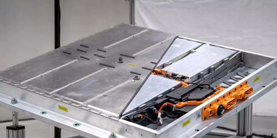 Das Batteriesystem im fertigen Gehäuse mit Batteriezellen und Steuereinheit für die neue Elektroauto-Serie von VW. Die Industrie macht beim geplanten Pass für fair hergestellte Batterien Tempo. Foto: Sina Schuldt/dpa