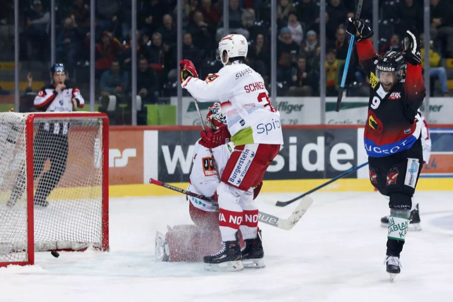 Jan Mursak (r.) bejubelt das 1:0 für den SCB durch Calle Anderson (nicht im Bild).