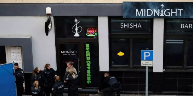 Polizisten vor einer der zwei Shisha-Bars in Hanau Polizisten vor einer der zwei Shisha-Bars in Hanau