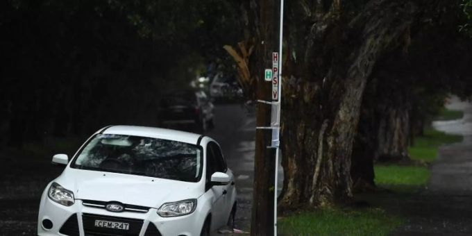 Ein Auto steht in einer überfluteten Strasse in Sydney. Schwere Unwetter haben weite Teile Australiens heimgesucht. Foto: Joel Carrett/AAP/dpa Ein Auto steht in einer überfluteten Strasse in Sydney. Schwere Unwetter haben weite Teile Australiens heimgesucht. Foto: Joel Carrett/AAP/dpa