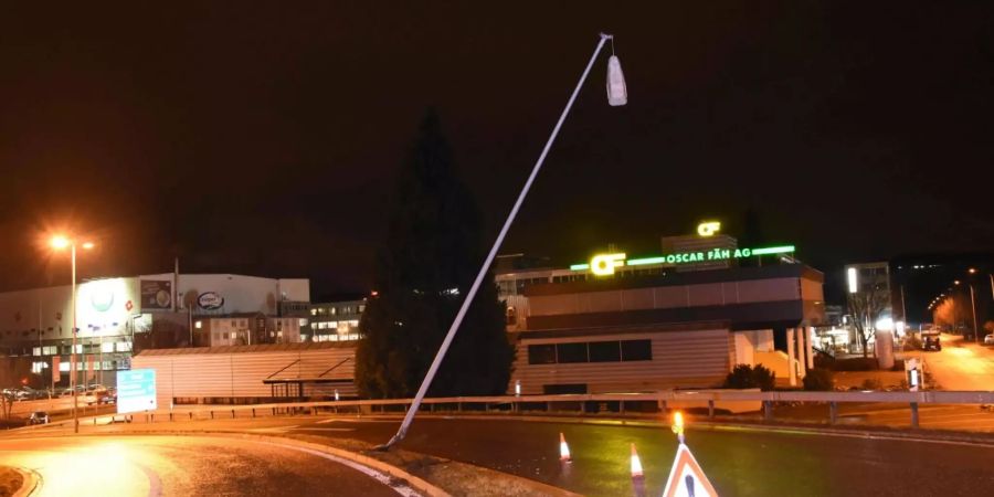 Kandelaber umgefahren