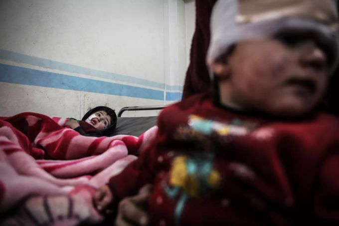 Verwundete syrische Kinder werden behandelt, nachdem sie bei einem Luftangriff verletzt wurden. (Archivbild) Bericht «Krieg gegen Kinder»