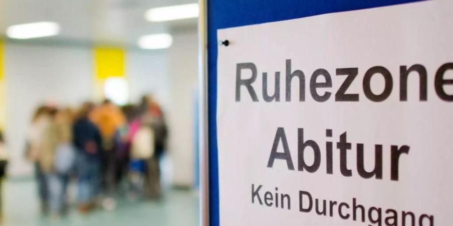 Eine Absage der Abiturprüfungen wird es nun möglicherweise in Schleswig-Holsten doch nicht geben. Foto: Julian Stratenschulte/dpa
