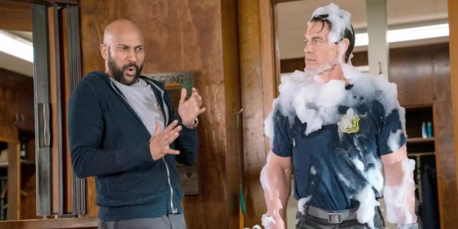 Der Feuerwehrmann Jake Carson (John Cena, r) kommt bei einem Einsatz an seine Grenzen. Foto: Doane Gregory/Paramount Pictures/dpa