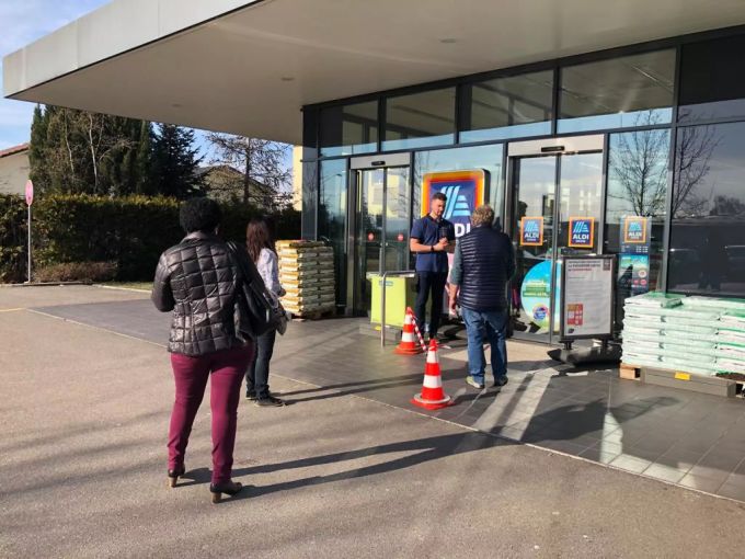 Vor dem Eingang einer Aldi-Filiale in Murten FR wird die Anzahl der Kunden gezählt. Coronavirus
