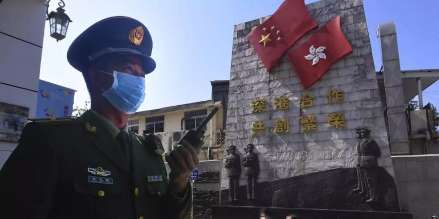 Aus Angst vor einer Einschleppung des in China kursierenden Coronavirus will Hongkong seine Grenze für Chinesen aus der Volksrepublik weitgehend dichtmachen. Foto: CHINATOPIX/AP/dpa