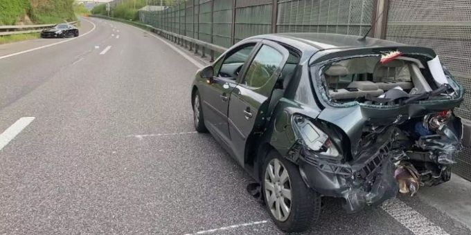 Bei dem Unfall auf der A51 bei Wallisellen ZH wurden zwei Personen leicht verletzt. Wallisellen ZH