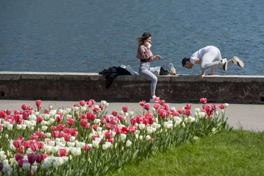 Ein junges Pärchen verbringt am Karfreitag Zeit beim Seeufer des Lago di Lugano in Lugano. Das Seeufer ist für Gruppen von mehr als 5 Personen wegen der Coronavirus-Pandemie geschlossen.