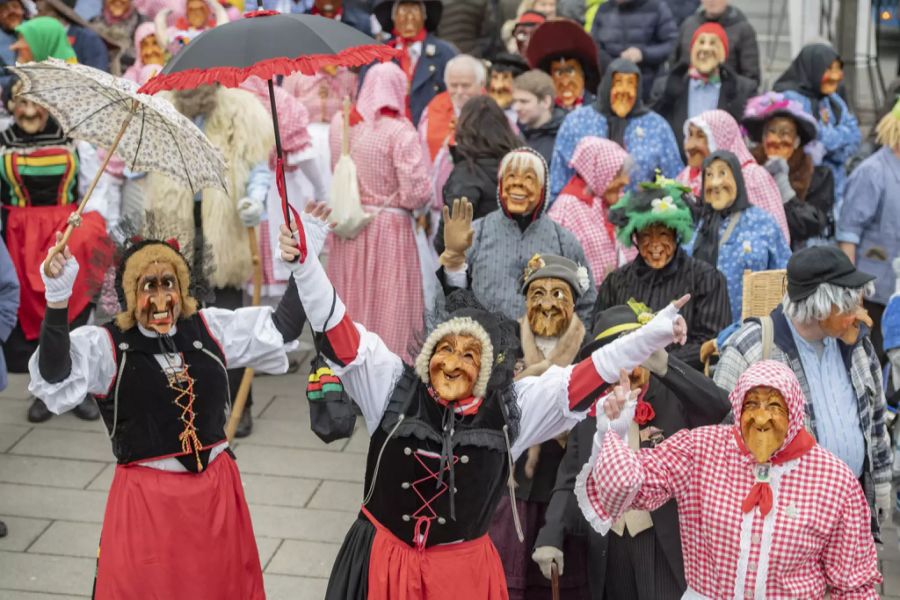 Tradition wird an der Fasnacht hochgeschrieben: In Kriens LU tragen die «Wöschwiber» oder «Buurewiber» traditionelle Holzmasken.