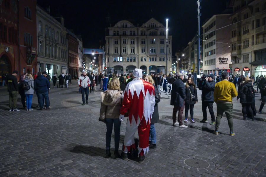 Mehrere 100 Personen haben sich in Basel trotz Morgenstraich-Verbot versammelt.