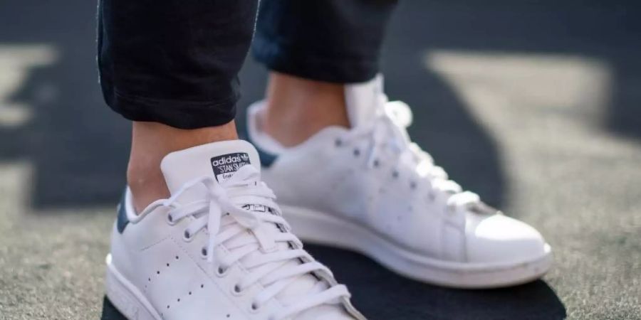 Sneaker sind beliebt und ein absoluter Dauerbrenner. Foto: Monika Skolimowska/dpa