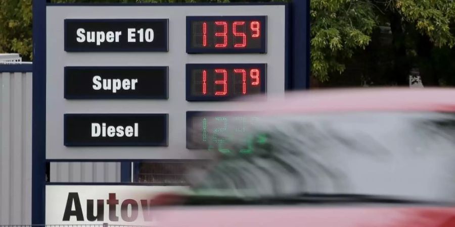 Die Ölpreise erholen sich nach langem Sturzflug wieder - Hoffnung liegt auf der Notenbank. Foto: Oliver Berg/dpa