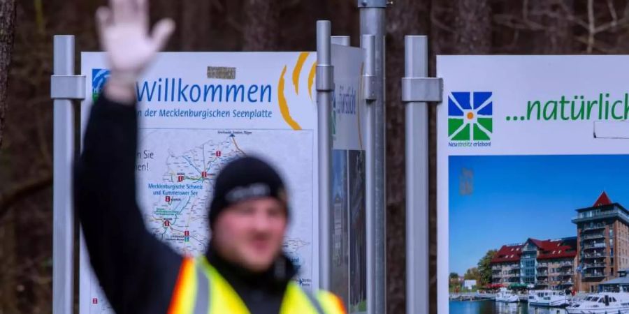 An der Bundesstrasse B96 kontrollieren Polizisten Fahrzeuge die nicht in Mecklenburg-Vorpommern zugelassen sind. Foto: Jens Büttner/dpa-Zentralbild/dpa