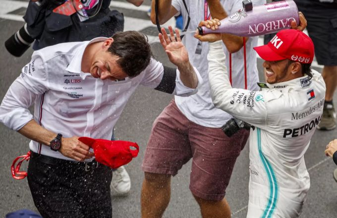 Lewis Hamilton(r.) und Toto Wolff hatten mit Mercedes schon so manchen Grund zum Feiern. Toto Wolff