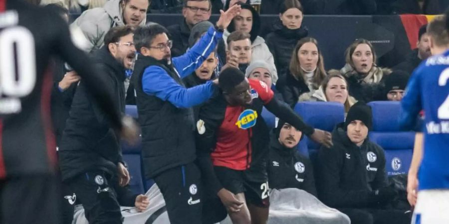 Herthas Jordan Torunarigha gerät mit Schalke-Coach David Wagner (l) aneinander. Foto: Bernd Thissen/dpa