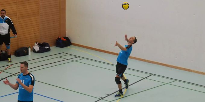 VBC March beim Aufschlag.