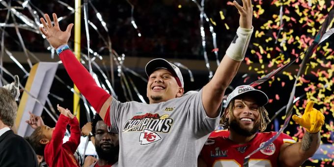 Können die Kansas City Chiefs und Star-Quarterback Patrick Mahomes auch in der neuen Spielzeit die begehrte Vince-Lombardy-Trophäe holen? NFL