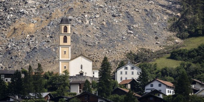 Das war knapp: Fast wäre das Schweizer Bergdorf Brienz-Brinzauls am Freitag unter herabstürzenden Felsmassen begraben wurden. Seitdem ist es wieder ruhig. Knappe Sache