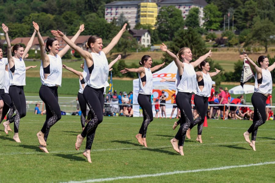 Turnerinnen bei der Gymnastik.