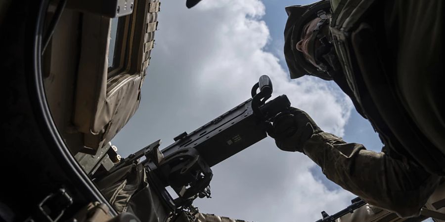 Ein ukrainischer Soldat an einem Maschinengewehr. Foto: Evgeniy Maloletka/AP/dpa