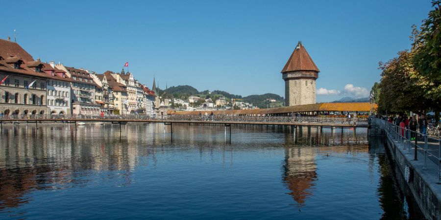 Der Ausblick auf die Kappelbrücke in der Stadt Luzern.