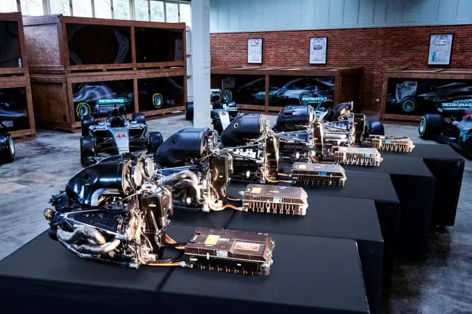 Trotz Hybrid-Unterstützung verbrauchen die aktuellen V6-Triebwerke der Formel 1 gut sechs Mal soviel Kraftstoff wie ihre Formel E-Pendants. Mercedes F1 Motoren