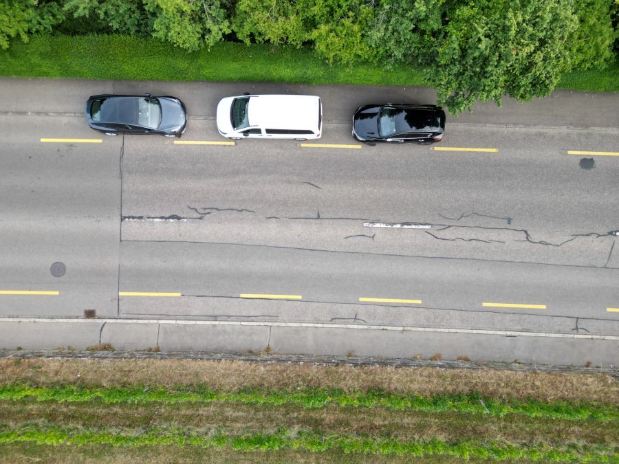 Auch der Veloweg wird als Parkplatz genutzt.